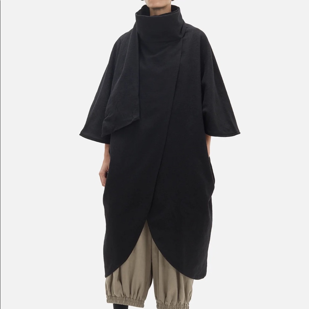 ISO Black Crane bid coat. Lmk if you have. Preferably is cream.